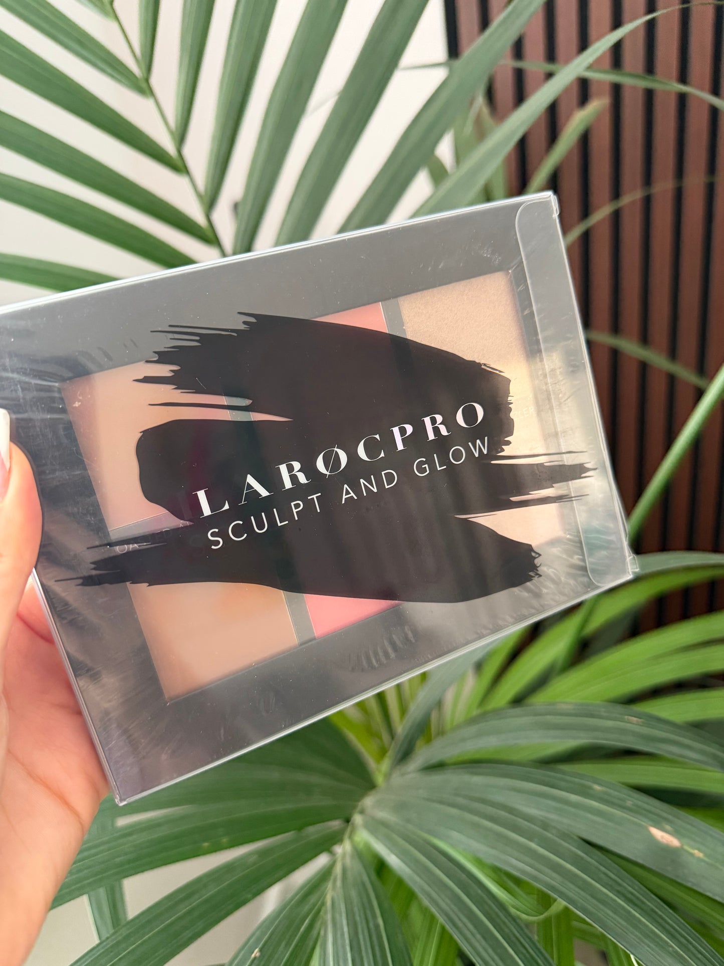 Laroc Pro Sculpt and Glow pallet